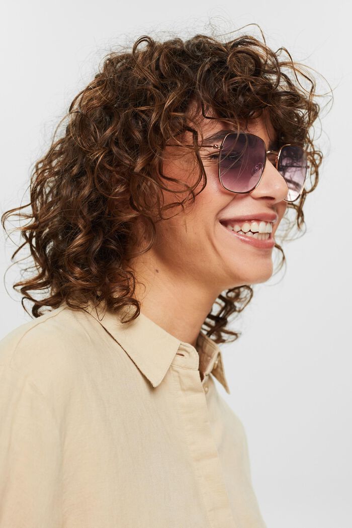 Sunglasses with large lenses
