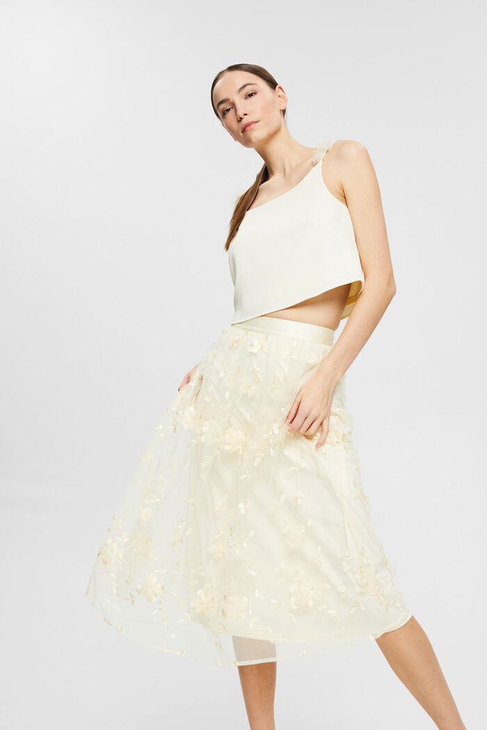 Flared skirt with floral embroidery