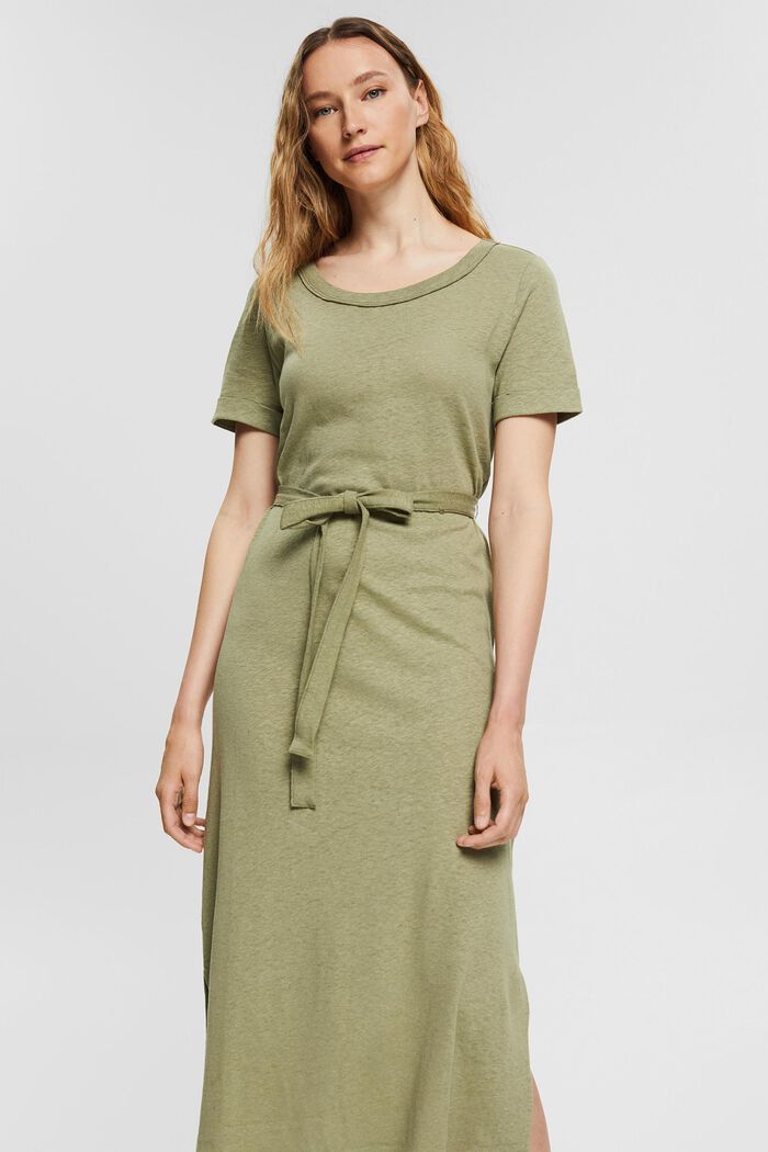 With linen: shirt dress in a midi length