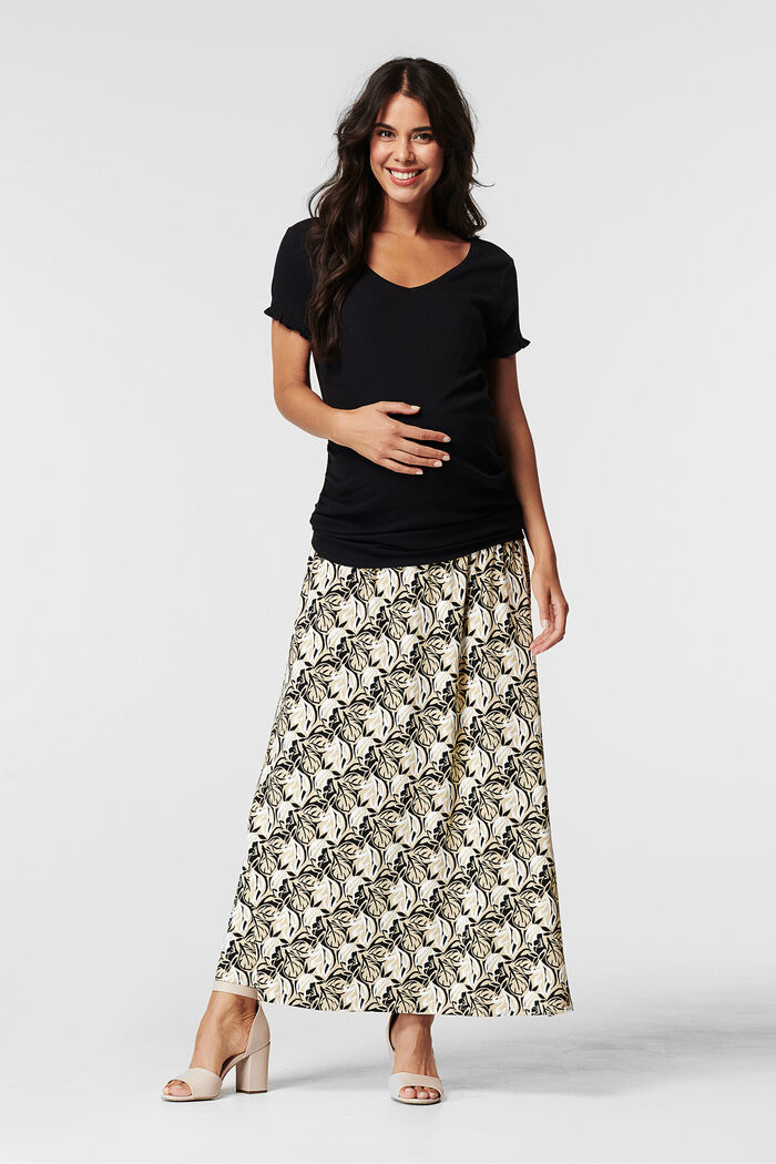 Maxi skirt with a floral pattern