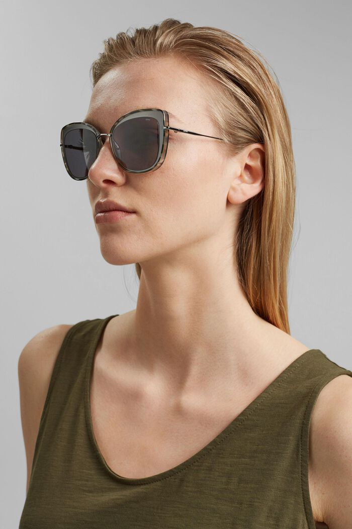 Cat-eye sunglasses with metal frames