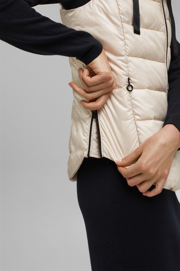 Made of recycled yarn: Body warmer with a detachable hood, CREAM BEIGE, detail image number 5