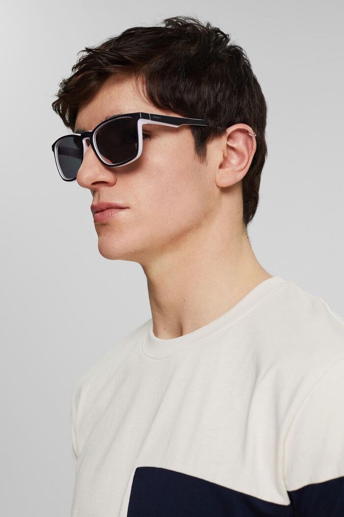 Sports sunglasses with mirrored lenses