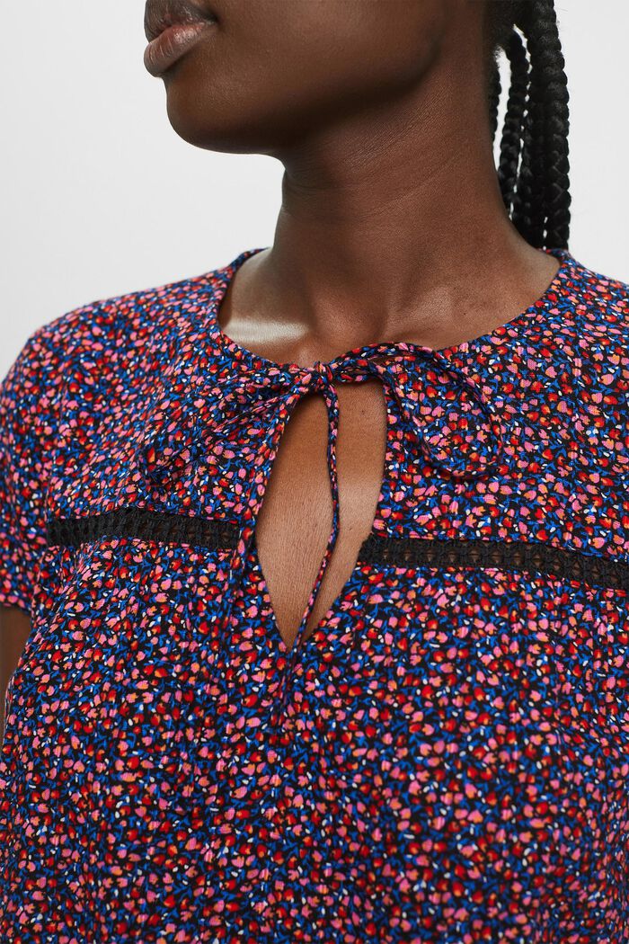 Short-sleeved cotton blouse with all-over pattern, BLACK, detail image number 2
