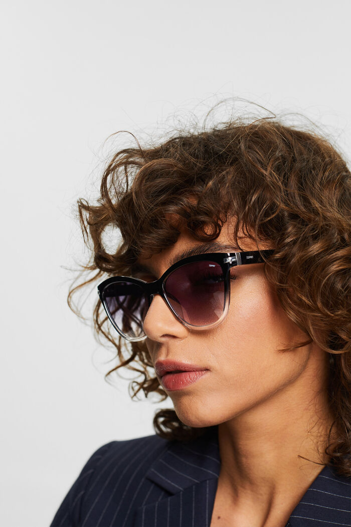 Sunglasses with metal details