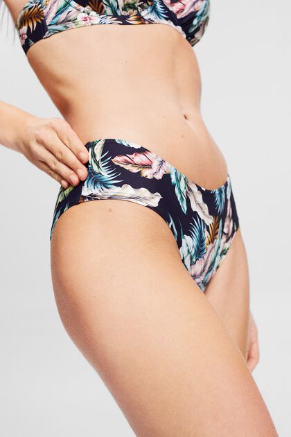 Made of recycled material: shorts with a tropical print
