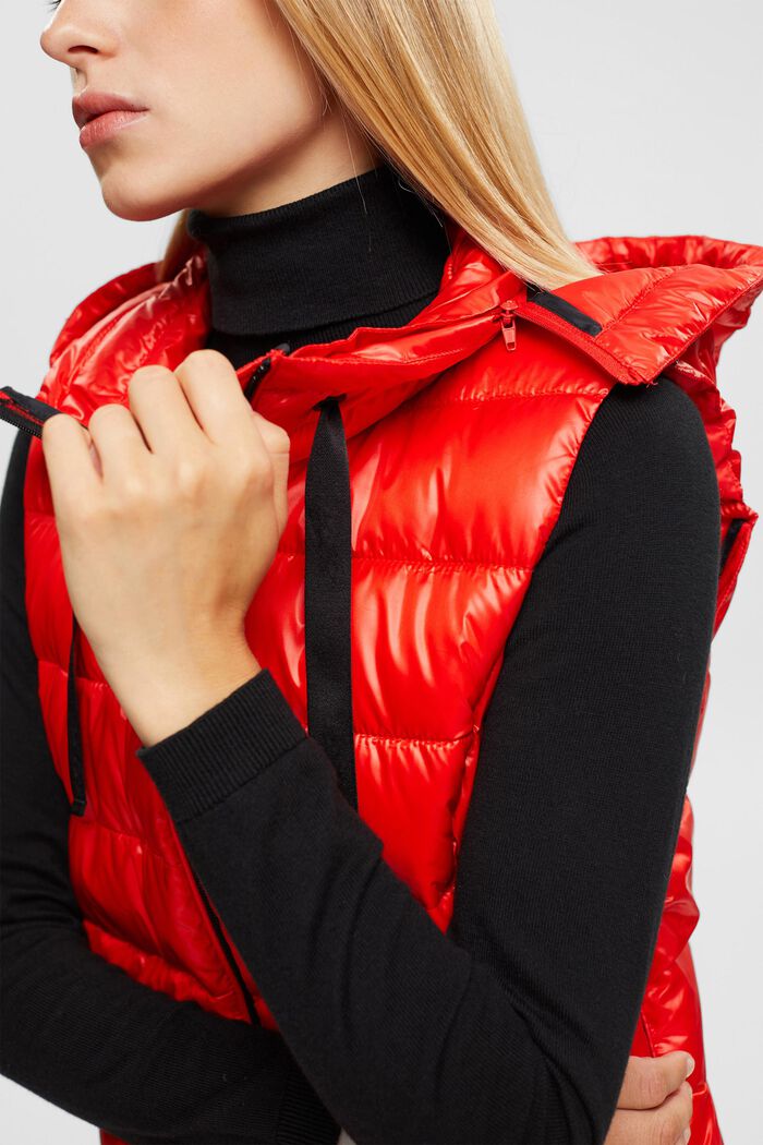 Made of recycled material: quilted body warmer with detachable hood, RED, detail image number 0