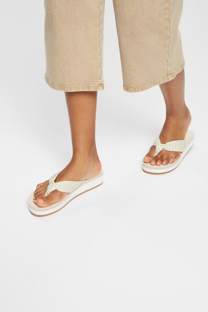 Thongs sandals with patterned straps