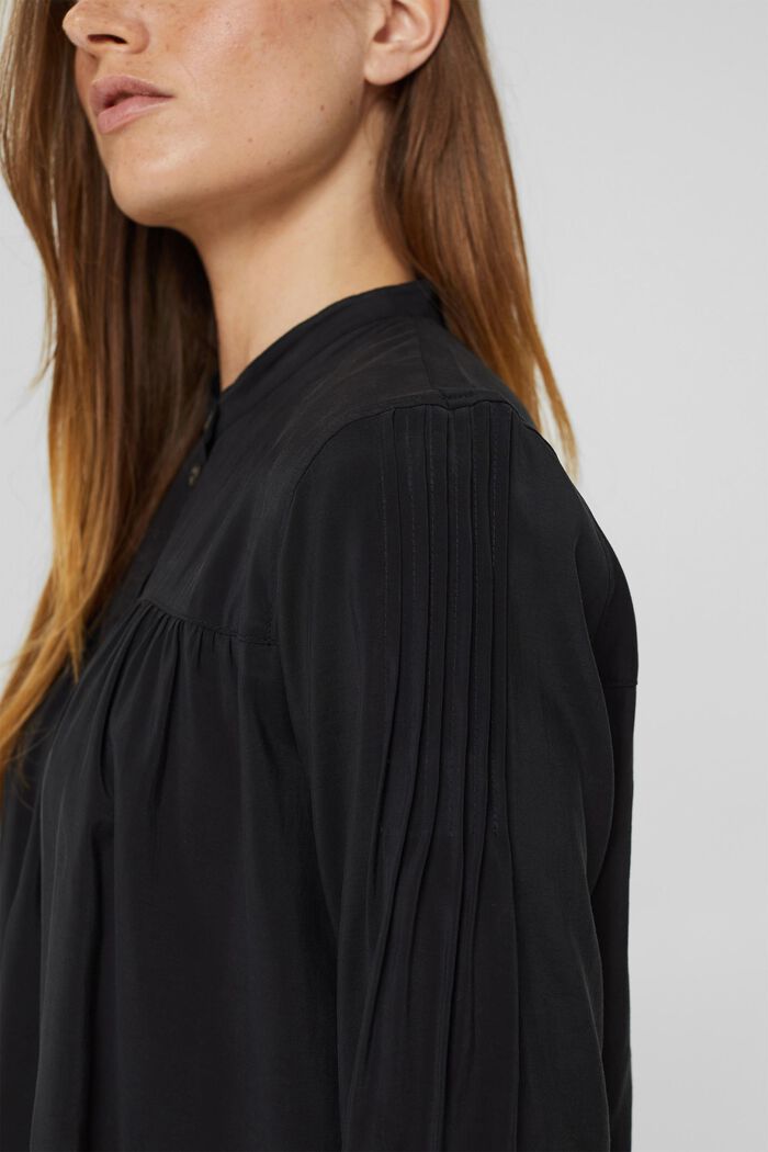 Shiny Henley blouse with LENZING™ ECOVERO™, BLACK, detail image number 2