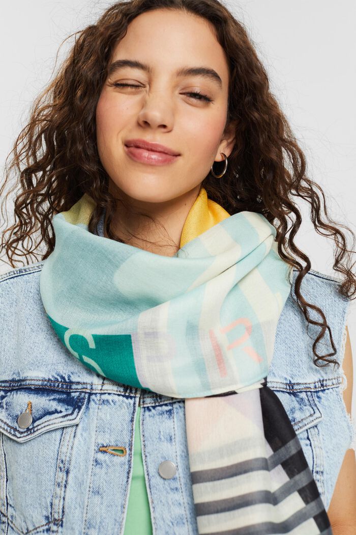 Scarf with a geometric pattern