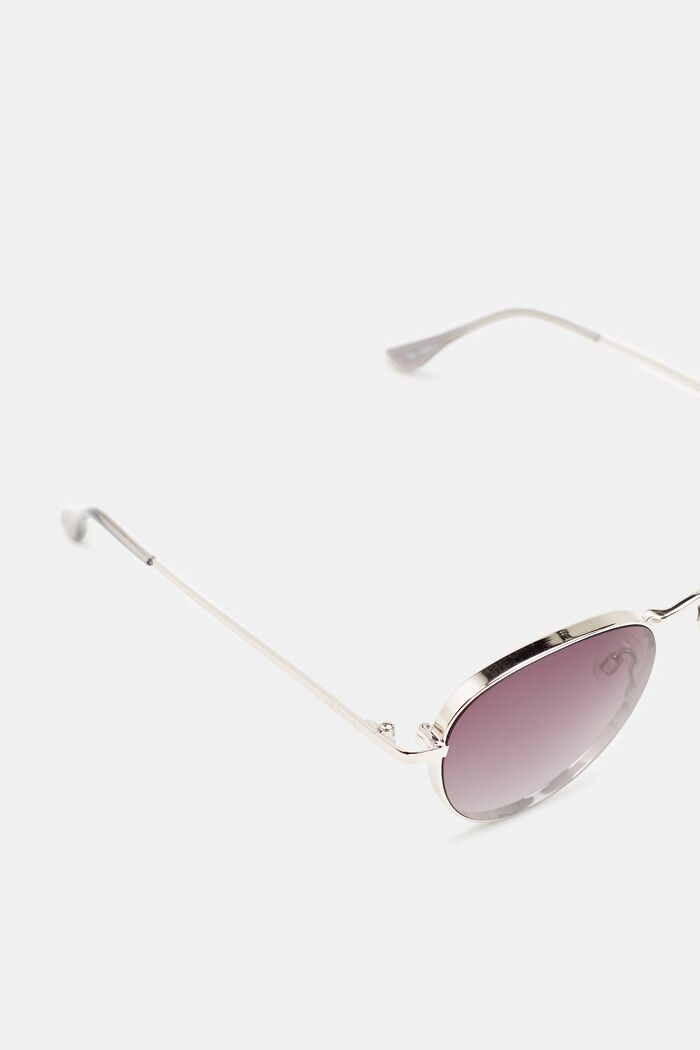 Sunglasses with mirrored lenses