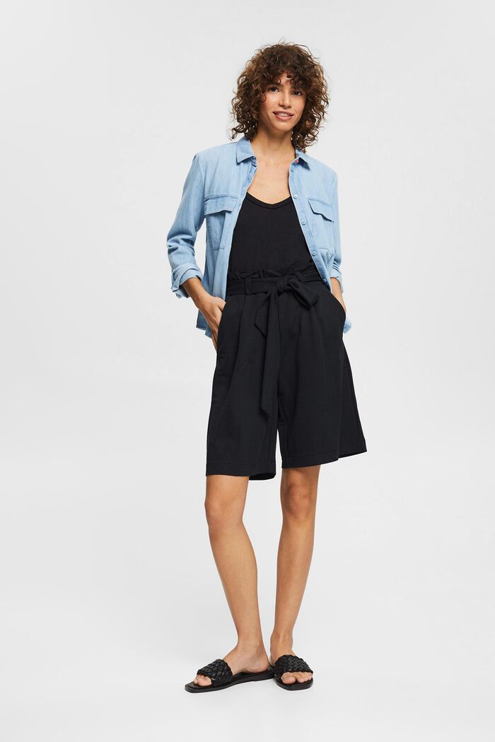 Shorts in a paperbag style with a tie-around belt