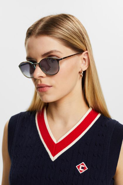 Round sunglasses with a plastic frame