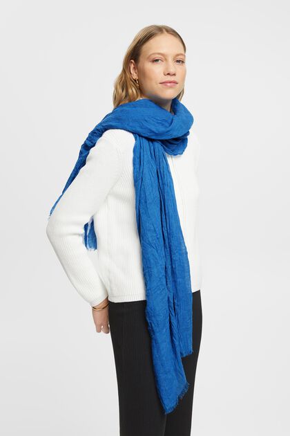 Scarf with crinkle effect