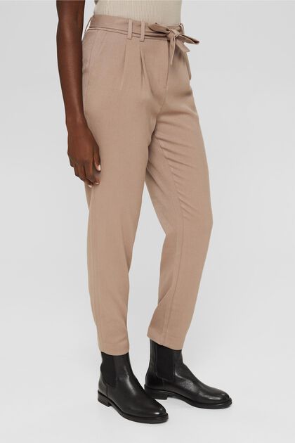 Chinos with a high-rise waistband and a belt