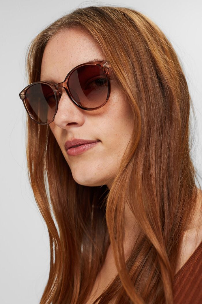 Sunglasses with lightweight plastic frames