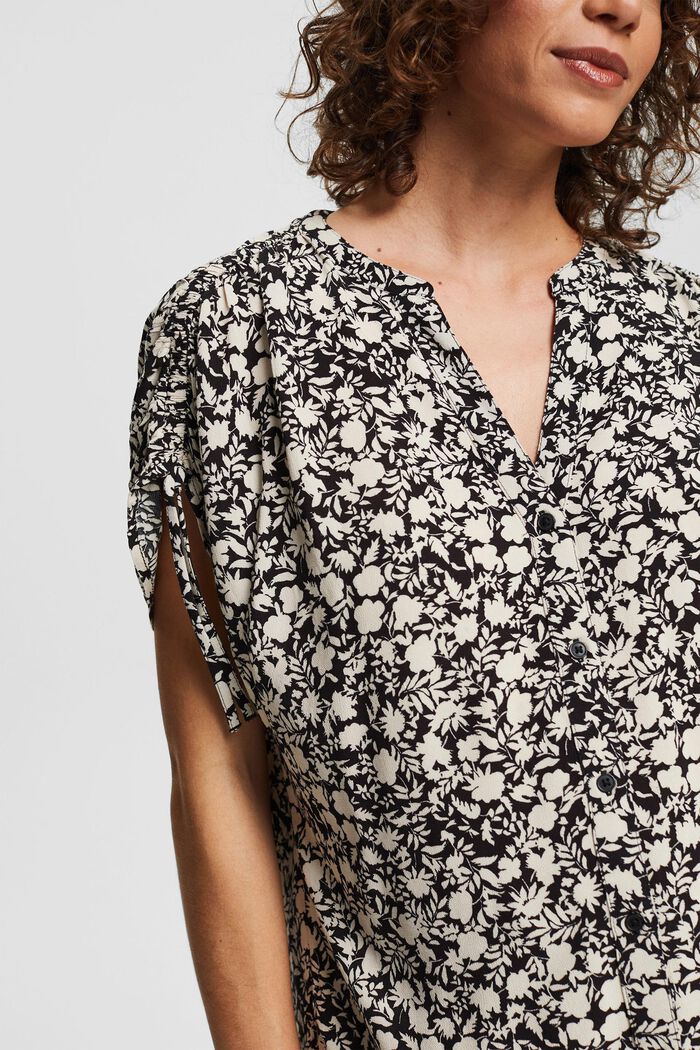 Blouse with a floral pattern, LENZING™ ECOVERO™, BLACK, detail image number 2