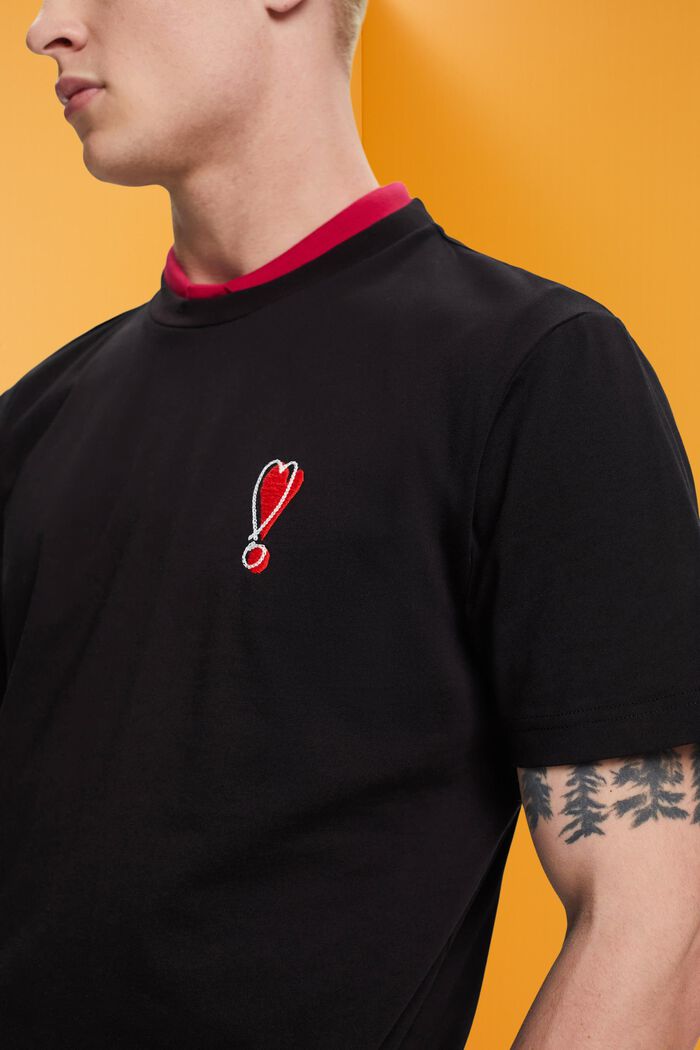 Sustainable cotton T-shirt with heart motif, BLACK, detail image number 2