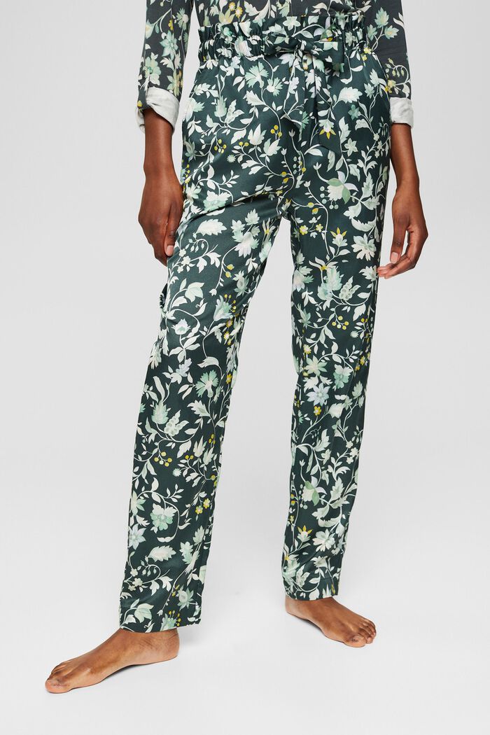 With silk: pyjama bottoms with a paperbag waistband