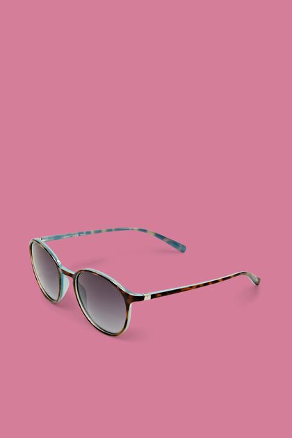 Round sunglasses with a plastic frame
